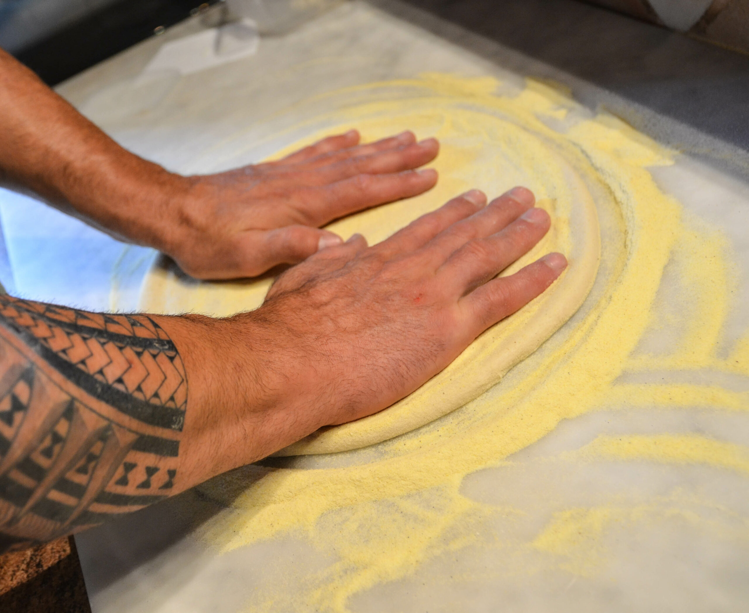 Étalage d'une pizza à la main lors d'une formation